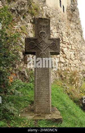 Stonecross nel parco fuori del Castello di Bran, Brasov, Romania 2021 Foto Stock