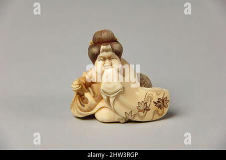 Arte ispirata da Netsuke di personaggio seduto di Usume Laughing, 19th secolo, Giappone, Avorio, H. 1 pollici. (2,5 cm); W. 1 11/16" (4,3 cm); D. 1 5/8" (4,1 cm), Netsuke, opere classiche modernizzate da Artotop con un tuffo di modernità. Forme, colore e valore, impatto visivo accattivante sulle emozioni artistiche attraverso la libertà delle opere d'arte in modo contemporaneo. Un messaggio senza tempo che persegue una nuova direzione selvaggiamente creativa. Artisti che si rivolgono al supporto digitale e creano l'NFT Artotop Foto Stock