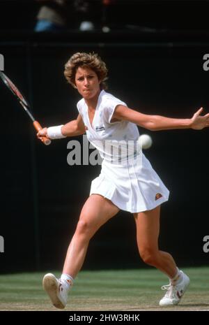 Chris Evert impostazione per un diretti a Wimbledon nel 1985 Foto Stock