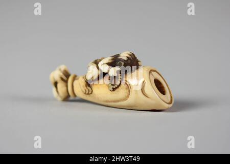 Arte ispirata da Netsuke di mano e avambraccio di un demone con piccolo demone sul lato, 19th secolo, Giappone, Avorio, H. 2 1/4 in. (5,7 cm), Netsuke, opere classiche modernizzate da Artotop con un tuffo di modernità. Forme, colore e valore, impatto visivo accattivante sulle emozioni artistiche attraverso la libertà delle opere d'arte in modo contemporaneo. Un messaggio senza tempo che persegue una nuova direzione selvaggiamente creativa. Artisti che si rivolgono al supporto digitale e creano l'NFT Artotop Foto Stock