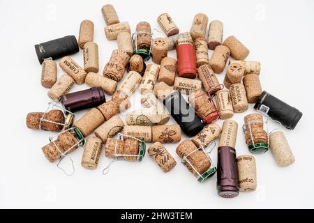 Sibiu, Romania - 12 dicembre 2021. Champagne e sughero con gabbia di filo e condimento bottiglia termorestringente Foto Stock