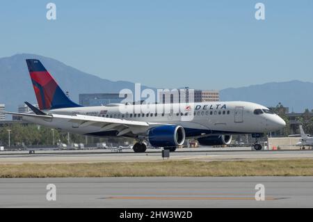 Aeroporto John Wayne: Delta Air Lines Airbus A220-100 con registrazione N115DU mostrato rullaggio. Foto Stock