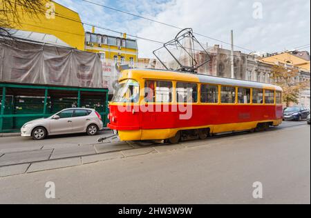 Trasporti pubblici a Kiev (Kiev), capitale dell'Ucraina: Un tipico tram rosso e giallo a Kontraktova Ploshcha nel centro della città Foto Stock