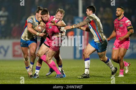 Il Jack Walker di Leeds Rhinos (centro) è stato affrontato da Liam Kay di Wakefield Trinity (a sinistra), Eddie Battye e Jay Pitts (a destra) durante la partita della Betfred Super League al Be Well Support Stadium di Wakefield. Data foto: Giovedì 3 marzo 2022. Foto Stock