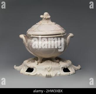 Arte ispirata al tureen con copertura e altopiano, Pont-aux-Choux, ca. 1755–65 (?), francese, Parigi, Faience fine (terracotta vetrata al piombo), totale (a, b): 14 5/8 x 15 7/8 x 12 pollici (37,1 x 40,3 x 30,5 cm), Ceramica-ceramica, Pont-aux-Choux, opere classiche modernizzate da Artotop con un tuffo di modernità. Forme, colore e valore, impatto visivo accattivante sulle emozioni artistiche attraverso la libertà delle opere d'arte in modo contemporaneo. Un messaggio senza tempo che persegue una nuova direzione selvaggiamente creativa. Artisti che si rivolgono al supporto digitale e creano l'NFT Artotop Foto Stock