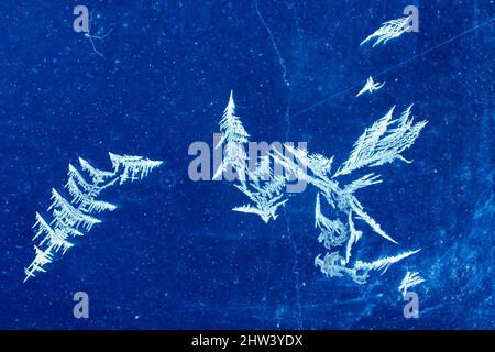 Gelo; piume di rana; pattuglie di ghiaccio su vetro di finestra; -30F; Alaska Foto Stock