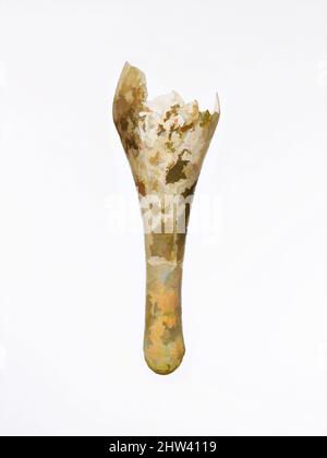 Arte ispirata al frammento di bottiglia di vetro fusiforme, tardo imperiale, 3rd–4th secolo d.C., romana, vetro; Soffiato, altro: 2 3/4 poll. (7 cm), vetro, incolore con colorazione giallo verdolino pallido. Corpo fusiforme, curvando e poi espandendo leggermente a spessore, fondo arrotondato. Rotto e riparato, opere classiche modernizzate da Artotop con un tuffo di modernità. Forme, colore e valore, impatto visivo accattivante sulle emozioni artistiche attraverso la libertà delle opere d'arte in modo contemporaneo. Un messaggio senza tempo che persegue una nuova direzione selvaggiamente creativa. Artisti che si rivolgono al supporto digitale e creano l'NFT Artotop Foto Stock