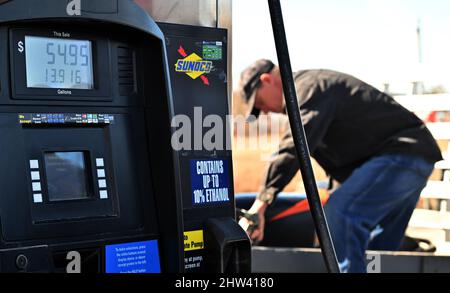 Wilkes barre, Stati Uniti. 03rd Mar 2022. Una lettura della pompa del gas di Sunoco mostra più di $54 come un uomo pompa gas.i prezzi del gas sono aumentati 30 centesimi un gallone alla maggior parte delle posizioni, alcuni hanno rotto il contrassegno $4. I prezzi del gas stanno vertiginando a causa della crisi Ucraina-Russia. Credit: SOPA Images Limited/Alamy Live News Foto Stock