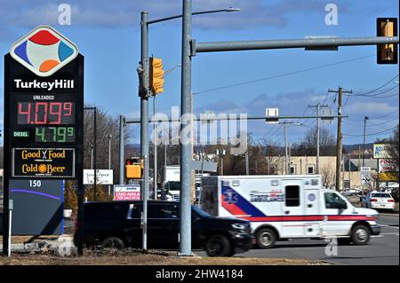 Wilkes barre, Stati Uniti. 03rd Mar 2022. Un segno di stazione di benzina di collina della Turchia legge $4,09 per un gallone di prezzi di gas.gas aumentati 30 centesimi un gallone alla maggior parte delle posizioni, alcuni hanno rotto il contrassegno di $4. I prezzi del gas stanno vertiginando a causa della crisi Ucraina-Russia. Credit: SOPA Images Limited/Alamy Live News Foto Stock