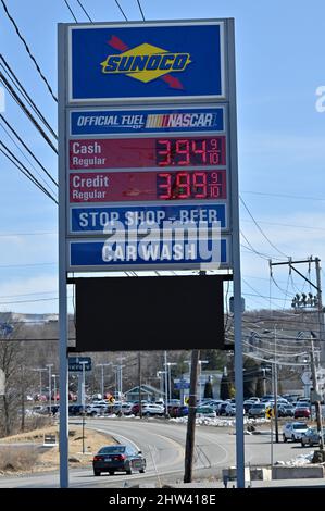 Wilkes barre, Stati Uniti. 03rd Mar 2022. Il segno di prezzo del gas di Sunoco in Wilkes-barre.gas i prezzi sono aumentati 30 centesimi un gallone alla maggior parte delle posizioni, alcuni hanno rotto il contrassegno di $4. I prezzi del gas stanno vertiginando a causa della crisi Ucraina-Russia. Credit: SOPA Images Limited/Alamy Live News Foto Stock