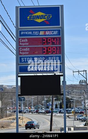 Wilkes barre, Stati Uniti. 03rd Mar 2022. Il segno di prezzo del gas di Sunoco in Wilkes-barre.gas i prezzi sono aumentati 30 centesimi un gallone alla maggior parte delle posizioni, alcuni hanno rotto il contrassegno di $4. I prezzi del gas stanno vertiginando a causa della crisi Ucraina-Russia. (Foto di Aimee Dilger/SOPA Images/Sipa USA) Credit: Sipa USA/Alamy Live News Foto Stock