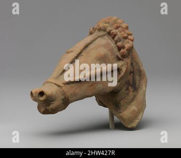 Arte ispirata alla testa di cavallo di terracotta con finimento, Cialo-Archaico II, ca. 600–480 a.C., cipriota, terracotta; fatta a mano, H. 3 15/16 pollici (10 cm), terracottas, la testa cava è probabilmente di un gruppo quadriga abbastanza grande, a giudicare dall'imbracatura, opere classiche modernizzate da Artotop con un tuffo di modernità. Forme, colore e valore, impatto visivo accattivante sulle emozioni artistiche attraverso la libertà delle opere d'arte in modo contemporaneo. Un messaggio senza tempo che persegue una nuova direzione selvaggiamente creativa. Artisti che si rivolgono al supporto digitale e creano l'NFT Artotop Foto Stock