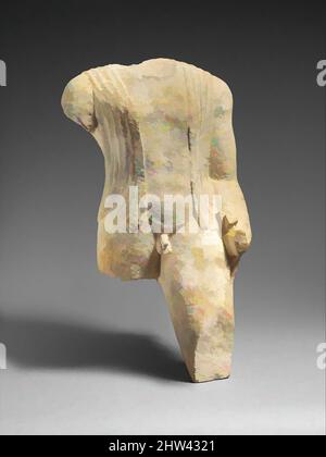 Arte ispirata alla figura calcarea di un uomo drappeggiato, Cipro-Archaico II, fine 6th secolo a.C., cipriota, calcare, totale: 15 1/2 x 9 x 7 1/4 pollici. (39,4 x 22,9 x 18,4 cm), scultura in pietra, la figura porta una spada, arco, fremito, e una fiasca o borsa, opere classiche modernizzate da Artotop con un tuffo di modernità. Forme, colore e valore, impatto visivo accattivante sulle emozioni artistiche attraverso la libertà delle opere d'arte in modo contemporaneo. Un messaggio senza tempo che persegue una nuova direzione selvaggiamente creativa. Artisti che si rivolgono al supporto digitale e creano l'NFT Artotop Foto Stock