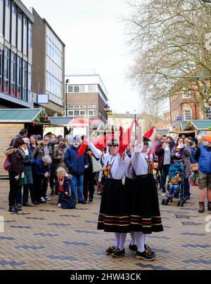 Musicisti e ballerini celebrano il festival annuale del rabarbaro di Wakefield. Foto Stock