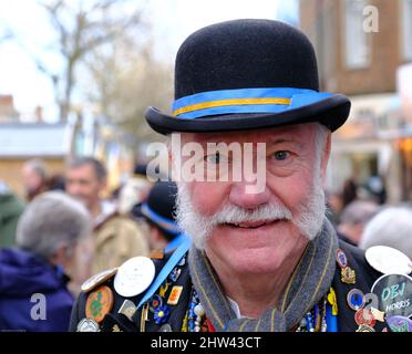 Musicisti e ballerini celebrano il festival annuale del rabarbaro di Wakefield. Foto Stock