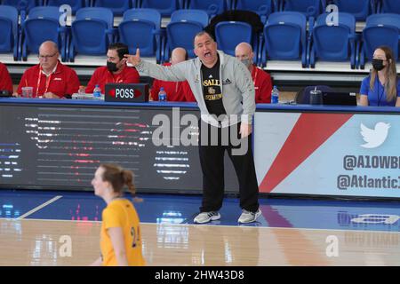 Wilmington, DE, Stati Uniti. 3rd Mar 2022. La Salle Head Coach MOUNTAIN MACGILLIVRAY reagisce durante un round due A10 Women's Championship gioco torneo tra il No. 5 la Salle Explorers e No. 12 George Washington Colonials giovedì, 03 marzo 2022; al Chase Fieldhouse di Wilmington, DE. (Credit Image: © Saquan Stimpson/ZUMA Press Wire) Foto Stock