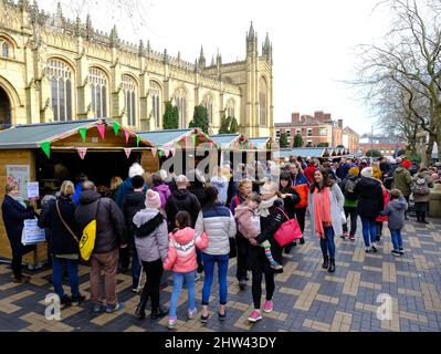 Musicisti e ballerini celebrano il festival annuale del rabarbaro di Wakefield. Foto Stock