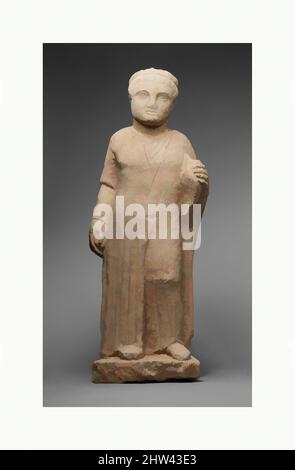 Arte ispirata dalla statua calcarea di un votario maschile che detiene una colomba e una mela, ellenistico, 3rd–1st secolo a.C., cipriota, calcare, Totale: 27 1/2 x 10 1/8 x 6 poll. (69,9 x 25,7 x 15,2 cm), scultura in pietra, la figura indossa una tunica lunga e pieghettata con maniche a gomito e i piedi, opere classiche modernizzate da Artotop con un tuffo di modernità. Forme, colore e valore, impatto visivo accattivante sulle emozioni artistiche attraverso la libertà delle opere d'arte in modo contemporaneo. Un messaggio senza tempo che persegue una nuova direzione selvaggiamente creativa. Artisti che si rivolgono al supporto digitale e creano l'NFT Artotop Foto Stock