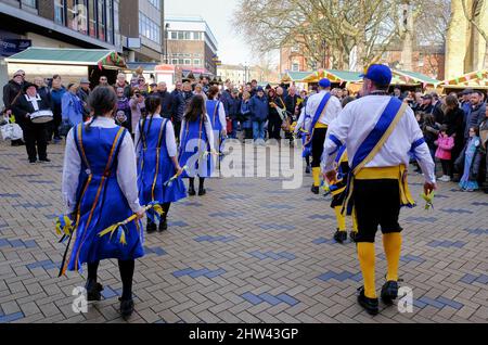 Musicisti e ballerini celebrano il festival annuale del rabarbaro di Wakefield. Foto Stock