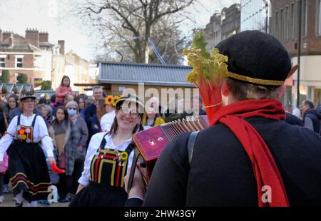 Musicisti e ballerini celebrano il festival annuale del rabarbaro di Wakefield. Foto Stock