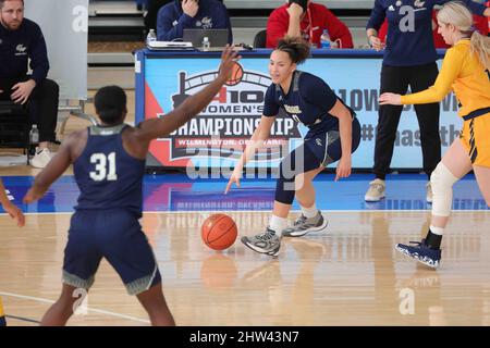 Wilmington, DE, Stati Uniti. 3rd Mar 2022. George Washington Guard SHESLANIE LAUREANO (0) dribbles durante un round due A10 Women's Championship gioco torneo tra il No. 5 la Salle Explorers e No. 12 George Washington Colonials Giovedì, Marzo 03, 2022; al Chase Fieldhouse a Wilmington, DE. (Credit Image: © Saquan Stimpson/ZUMA Press Wire) Foto Stock