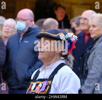 Musicisti e ballerini celebrano il festival annuale del rabarbaro di Wakefield. Foto Stock