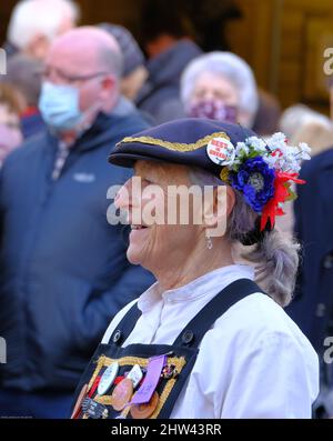 Musicisti e ballerini celebrano il festival annuale del rabarbaro di Wakefield. Foto Stock