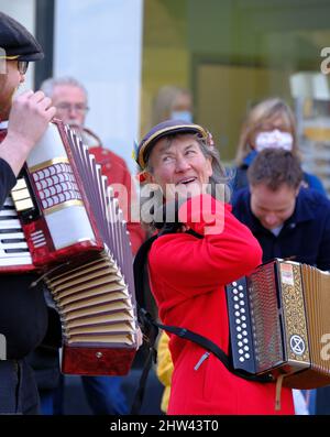 Musicisti e ballerini celebrano il festival annuale del rabarbaro di Wakefield. Foto Stock