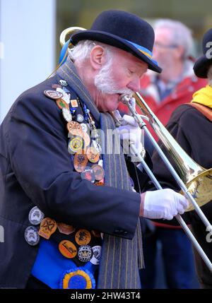 Musicisti e ballerini celebrano il festival annuale del rabarbaro di Wakefield. Foto Stock