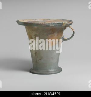 Arte ispirata a Glass modiolus (tazza a manica singola), Imperial, 1st–2nd secolo d.C., Roman, Glass; Soffiato, H.: 5 3/16 poll. (13,2 cm), vetro, blu traslucido verde; manico dello stesso colore. Cerchione ripiegato verso l'esterno, verso il basso e verso l'alto, con montante, leggermente svasato, Labbro arrotondato, che forma il colletto a outsplayed, opere classiche modernizzate da Artotop con un tuffo di modernità. Forme, colore e valore, impatto visivo accattivante sulle emozioni artistiche attraverso la libertà delle opere d'arte in modo contemporaneo. Un messaggio senza tempo che persegue una nuova direzione selvaggiamente creativa. Artisti che si rivolgono al supporto digitale e creano l'NFT Artotop Foto Stock