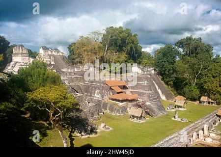 Rovine dell'Acropoli sopra la Grande Plaza al Parco Nazionale di Tikal, Petén, Guatemala Foto Stock
