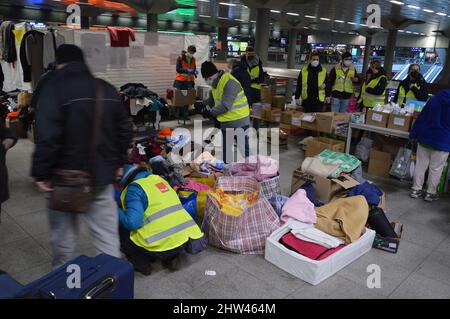 I volontari attendono i rifugiati, dopo l invasione dell Ucraina da parte della Russia, alla stazione centrale di Berlino, in Germania - 3 marzo 2022. Foto Stock