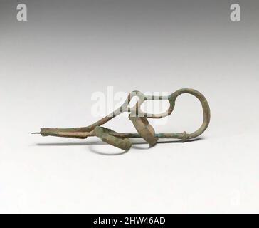 Arte ispirata alla fibula di tipo a serpentina di bronzo (perno di sicurezza) con due anelli, geometrici, del 9th secolo a.C., Villanovan, Bronzo, Altro: 3 11/16 poll. (9,4 cm), Bronzi, l'arco è formato da due anse con traversi. La testa è costituita da una manopola. Il perno è dotato di due anelli, opere classiche modernizzate da Artotop con un tuffo di modernità. Forme, colore e valore, impatto visivo accattivante sulle emozioni artistiche attraverso la libertà delle opere d'arte in modo contemporaneo. Un messaggio senza tempo che persegue una nuova direzione selvaggiamente creativa. Artisti che si rivolgono al supporto digitale e creano l'NFT Artotop Foto Stock