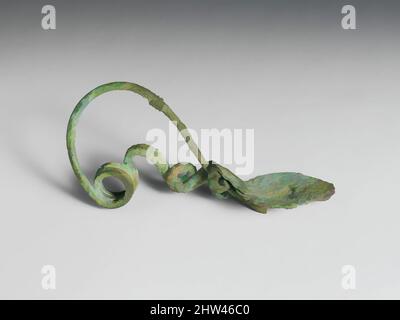 Arte ispirata al tipo fibula (perno di sicurezza) a serpentina-disco di bronzo, geometrica, del 9th secolo a.C., Villanovan, Bronzo, Altro: 4 7/16 poll. (11,3 cm), Bronzi, ci sono due spirali, una di un giro, l'altra di due. Il disco è formato da un pezzo piatto di metallo arrotolato una volta spiralmente, opere classiche modernizzate da Artotop con un tuffo di modernità. Forme, colore e valore, impatto visivo accattivante sulle emozioni artistiche attraverso la libertà delle opere d'arte in modo contemporaneo. Un messaggio senza tempo che persegue una nuova direzione selvaggiamente creativa. Artisti che si rivolgono al supporto digitale e creano l'NFT Artotop Foto Stock