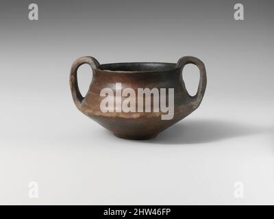 Arte ispirata al kantharos di Terracotta (tazza da bere con manici alti), geometrico-arcaico, ca. 700–675 a.C., Etrusco, terracotta; impasto bucheroide, H. senza manici 2 3/8" (6 cm), vasi, coppa a due maniche marrone-rossastro con strette fasce di linee incise e manopole a spalla, opere classiche modernizzate da Artotop con un tuffo di modernità. Forme, colore e valore, impatto visivo accattivante sulle emozioni artistiche attraverso la libertà delle opere d'arte in modo contemporaneo. Un messaggio senza tempo che persegue una nuova direzione selvaggiamente creativa. Artisti che si rivolgono al supporto digitale e creano l'NFT Artotop Foto Stock