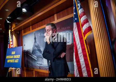 Washington, Stati Uniti d'America. 03rd Mar 2022. Il rappresentante degli Stati Uniti Brian Fitzpatrick (repubblicano della Pennsylvania) parte una conferenza stampa su una legge per vietare le importazioni di energia russa che il senatore degli Stati Uniti Joe Manchin III (democratico della Virginia occidentale) ha co-sponsorizzato con il senatore degli Stati Uniti Lisa Murkowski (repubblicano dell'Alaska), presso il Campidoglio degli Stati Uniti a Washington, DC, Giovedi, Marzo 3, 2022. Il Rep. Fitzpatrick ha servito nell'FBI in Ucraina ed ha ancora legami stretti là. Credit: Rod Lammey/CNP/Sipa USA Credit: Sipa USA/Alamy Live News Foto Stock