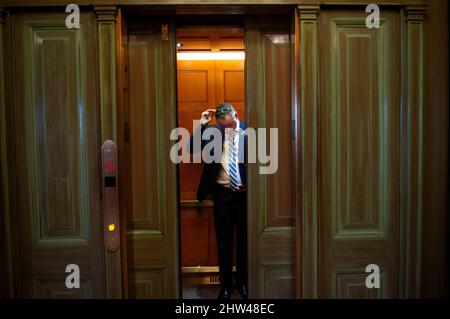 Washington, Stati Uniti d'America. 03rd Mar 2022. Il rappresentante degli Stati Uniti Brian Fitzpatrick (repubblicano della Pennsylvania) si iscrive in un ascensore mentre parte una conferenza stampa su un progetto di legge per vietare le importazioni di energia russa che il senatore degli Stati Uniti Joe Manchin III (democratico della Virginia occidentale) ha co-sponsorizzato con il senatore degli Stati Uniti Lisa Murkowski (repubblicano dell'Alaska), Al Campidoglio degli Stati Uniti a Washington, DC, giovedì 3 marzo 2022. Il Rep. Fitzpatrick ha servito nell'FBI in Ucraina ed ha ancora legami stretti là. Credit: Rod Lammey/CNP/Sipa USA Credit: Sipa USA/Alamy Live News Foto Stock