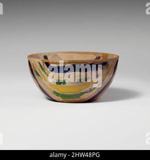 Arte ispirata dalla ciotola di mosaico a strisce di vetro, imperiale antico, fine 1st secolo a.C.–inizio 1st secolo d.C., romana, probabilmente italiana, vetro; getto, H.: 1 3/4 poll. (4,4 cm), vetro, blu traslucido, verde e giallo, Bianco opaco e giallo, con vetro incolore, bordo verticale angolare, opere classiche modernizzate da Artotop con un tocco di modernità. Forme, colore e valore, impatto visivo accattivante sulle emozioni artistiche attraverso la libertà delle opere d'arte in modo contemporaneo. Un messaggio senza tempo che persegue una nuova direzione selvaggiamente creativa. Artisti che si rivolgono al supporto digitale e creano l'NFT Artotop Foto Stock