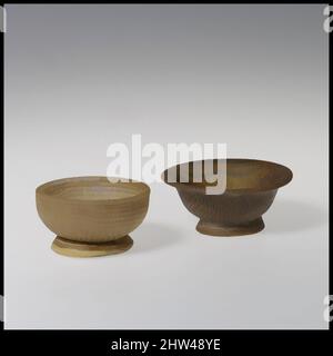 Arte ispirata da vaso mosaico in rete di vetro con anello di base, tardo ellenistico, metà del 1st secolo a.C., greco, mediterraneo orientale, Vetro; ghisa, H. 1 11/16 poll. (4,3 cm), vetro, giallo verdolino traslucido, blu cobalto traslucido e bianco opaco. Bordo orizzontale con arrotondamento, opere classiche modernizzate da Artotop con un tocco di modernità. Forme, colore e valore, impatto visivo accattivante sulle emozioni artistiche attraverso la libertà delle opere d'arte in modo contemporaneo. Un messaggio senza tempo che persegue una nuova direzione selvaggiamente creativa. Artisti che si rivolgono al supporto digitale e creano l'NFT Artotop Foto Stock