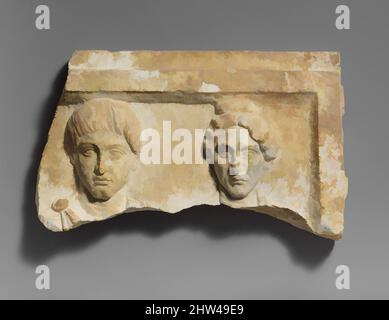 Arte ispirata dalla cima di un rilievo funerario in marmo con busti ritratti di un giovane e di una donna anziana, Mid-Imperial, Antonine, ca. A.D. 138–141, romano, marmo, totale: 9 3/8 x 15 x 3 pollici (23,8 x 38,1 x 7,6 cm), scultura di pietra, anche se è rotto sotto, abbastanza di questo rilievo è, opere classiche modernizzate da Artotop con un tuffo di modernità. Forme, colore e valore, impatto visivo accattivante sulle emozioni artistiche attraverso la libertà delle opere d'arte in modo contemporaneo. Un messaggio senza tempo che persegue una nuova direzione selvaggiamente creativa. Artisti che si rivolgono al supporto digitale e creano l'NFT Artotop Foto Stock