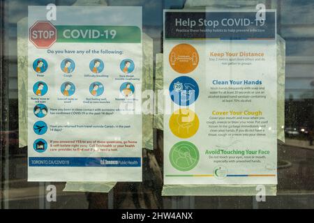 Toronto, Ontario, Canada, luglio 2021 - Avviso di norme e regolamenti di sicurezza pandemici covidi visualizzati su una vetrina Foto Stock