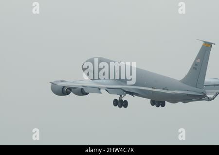 L'aria calda e umida fornisce una condizione atmosferica ideale in cui il vortice wake è visibile mentre fluiscono dalle ali di un'aeronautica statunitense KC-135 dalla Iowa Air National Guard al decollo a Sioux City, Iowa il 9 settembre 2009. Foto Master Sgt della Guardia Nazionale aerea degli Stati Uniti. Vincent De Groot 185th ARW Wing PA Foto Stock