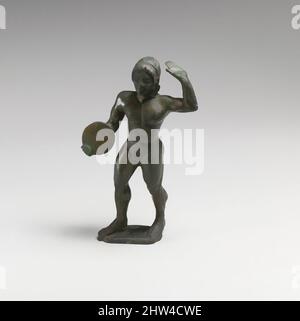 Arte ispirata da statuette di Bronzo di un lanciatore diskos, arcaico tardivo, ca–475 a.C., Etrusco, Bronzo, H.: 4 7/8 poll. (12,4 cm), Bronzi, la posa di questo atleta è simile a quella del lanciatore diskos più grande sul coperchio dell'urna cineraria campaniana esposta in questo caso. Questo esempio, opere classiche modernizzate da Artotop con un tuffo di modernità. Forme, colore e valore, impatto visivo accattivante sulle emozioni artistiche attraverso la libertà delle opere d'arte in modo contemporaneo. Un messaggio senza tempo che persegue una nuova direzione selvaggiamente creativa. Artisti che si rivolgono al supporto digitale e creano l'NFT Artotop Foto Stock