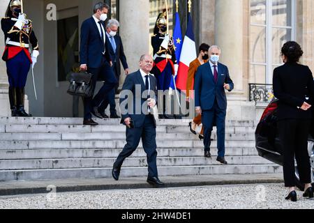 PARIGI, FRANCIA - 6 SETTEMBRE 2021 : OLAF Scholz, Cancelliere della Germania e membro del Partito socialdemocratico (SPD), al Palazzo Elysee. Foto Stock