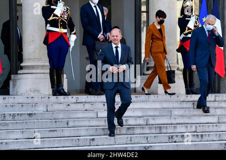 PARIGI, FRANCIA - 6 SETTEMBRE 2021 : OLAF Scholz, Cancelliere della Germania e membro del Partito socialdemocratico (SPD), al Palazzo Elysee. Foto Stock