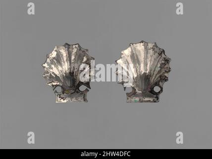 Arte ispirata da due attaccamenti in argento a forma di conchiglie, ellenistica, fine 4th-3rd secolo a.C., greca, Argento, lunghezza 1 5/8in. (4,1cm), Oro e Argento, applicazioni come queste delicate conchiglie potrebbero aver decorato scatole o cassettoni o la giunzione tra manico e spalla di opere classiche modernizzate da Artotop con un tuffo di modernità. Forme, colore e valore, impatto visivo accattivante sulle emozioni artistiche attraverso la libertà delle opere d'arte in modo contemporaneo. Un messaggio senza tempo che persegue una nuova direzione selvaggiamente creativa. Artisti che si rivolgono al supporto digitale e creano l'NFT Artotop Foto Stock