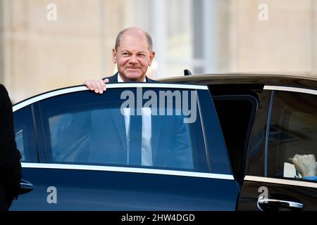 PARIGI, FRANCIA - 6 SETTEMBRE 2021 : OLAF Scholz, Cancelliere della Germania e membro del Partito socialdemocratico (SPD), al Palazzo Elysee. Foto Stock