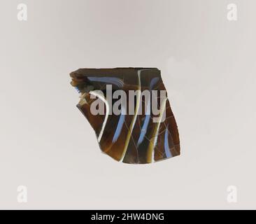 Arte ispirata al frammento di ciotola a coste in mosaico di vetro, antico imperiale, fine 1st secolo a.C.–inizio 1st secolo d.C., romano, vetro; colato e lavorato, altro: 1 5/8 x 1 7/16 pollici. (4,1 x 3,7 cm), vetro, frammento di Rim., marrone traslucido a base di miele profondo, blu cobalto e bianco opaco., bordo a cielo stellato, opere classiche modernizzate da Artotop con un tuffo di modernità. Forme, colore e valore, impatto visivo accattivante sulle emozioni artistiche attraverso la libertà delle opere d'arte in modo contemporaneo. Un messaggio senza tempo che persegue una nuova direzione selvaggiamente creativa. Artisti che si rivolgono al supporto digitale e creano l'NFT Artotop Foto Stock