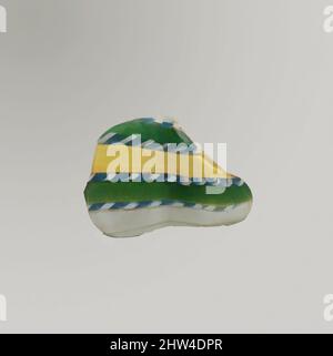 Arte ispirata al frammento di ciotola carinata a mosaico a strisce di vetro, antico imperiale, fine 1st secolo a.C.–inizio 1st secolo d.C., romano, vetro; getto, totale: 1 3/8 x 1 3/4 pollici (3,5 x 4,4 cm), vetro, frammento di corpo a parete spessa., blu traslucido, blu turchese che appare verde, bianco opaco, opere classiche modernizzate da Artotop con un tuffo di modernità. Forme, colore e valore, impatto visivo accattivante sulle emozioni artistiche attraverso la libertà delle opere d'arte in modo contemporaneo. Un messaggio senza tempo che persegue una nuova direzione selvaggiamente creativa. Artisti che si rivolgono al supporto digitale e creano l'NFT Artotop Foto Stock