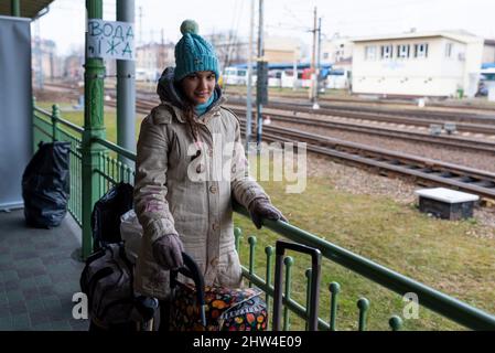 Spagna. 03rd Mar 2022. Una giovane donna ucraina con bagaglio si trova nella stazione ferroviaria di Przemysil, vicino al confine con l'Ucraina, dove i rifugiati arrivano in treno mentre fuggono dalla guerra in Ucraina a Przemy?l, Polonia il 3 marzo 2022. Centinaia di migliaia di rifugiati ucraini hanno attraversato il confine dall'inizio della guerra Russia-Ucraina, e più di quattro milioni di rifugiati potrebbero aver bisogno di protezione e assistenza nei prossimi mesi, secondo l'ACNUR. (Foto di Davide Bonaldo/Sipa USA) Credit: Sipa USA/Alamy Live News Foto Stock